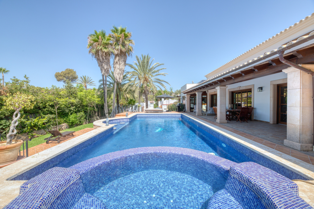 Villa en Palmanova Mallorca – Lujo Mediterráneo a Pocos Pasos del Mar